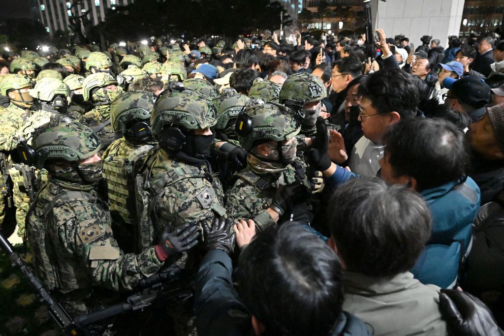soldiers_enter_national_assembly_AFP.jpg