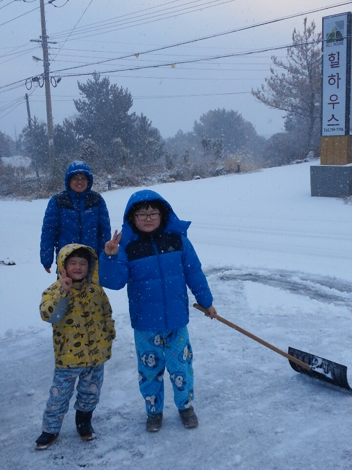 집 앞에 눈을 치우는 삼부자.jpg