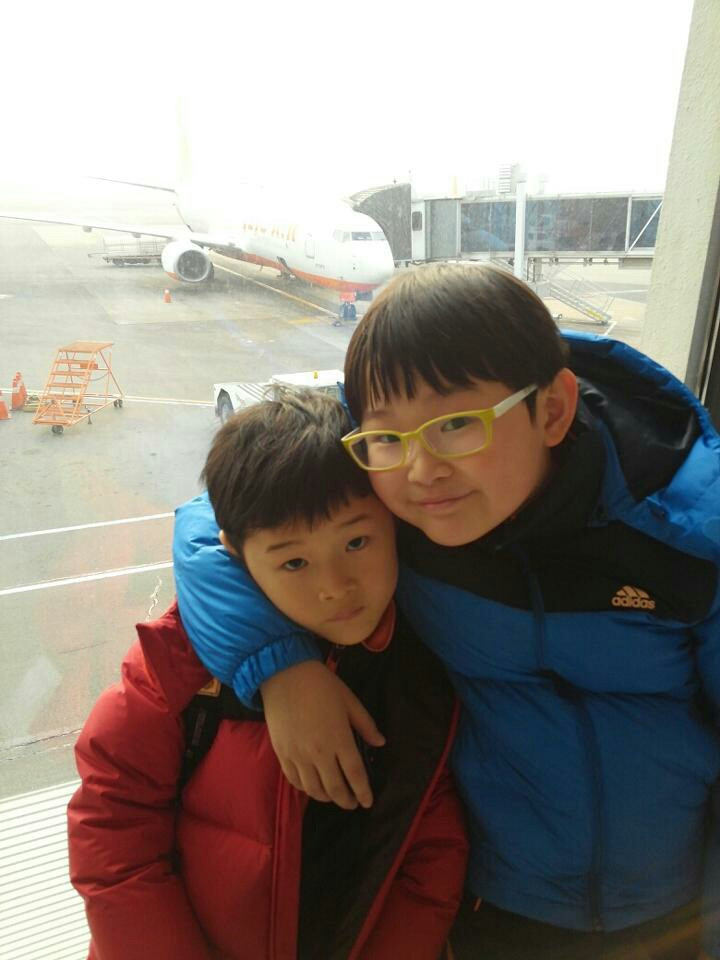 제주도로 떠나기 전 김포공항에서 아이들.jpg