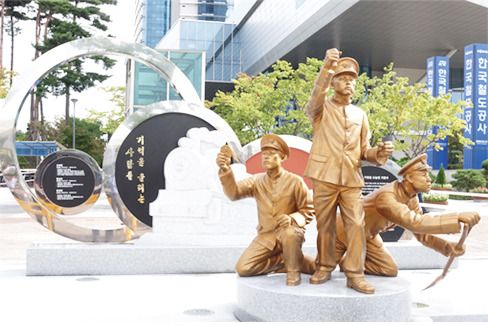 대전역-동광장에-위치한-호국철도-기념동상-(출처-한국철도공사).jpg
