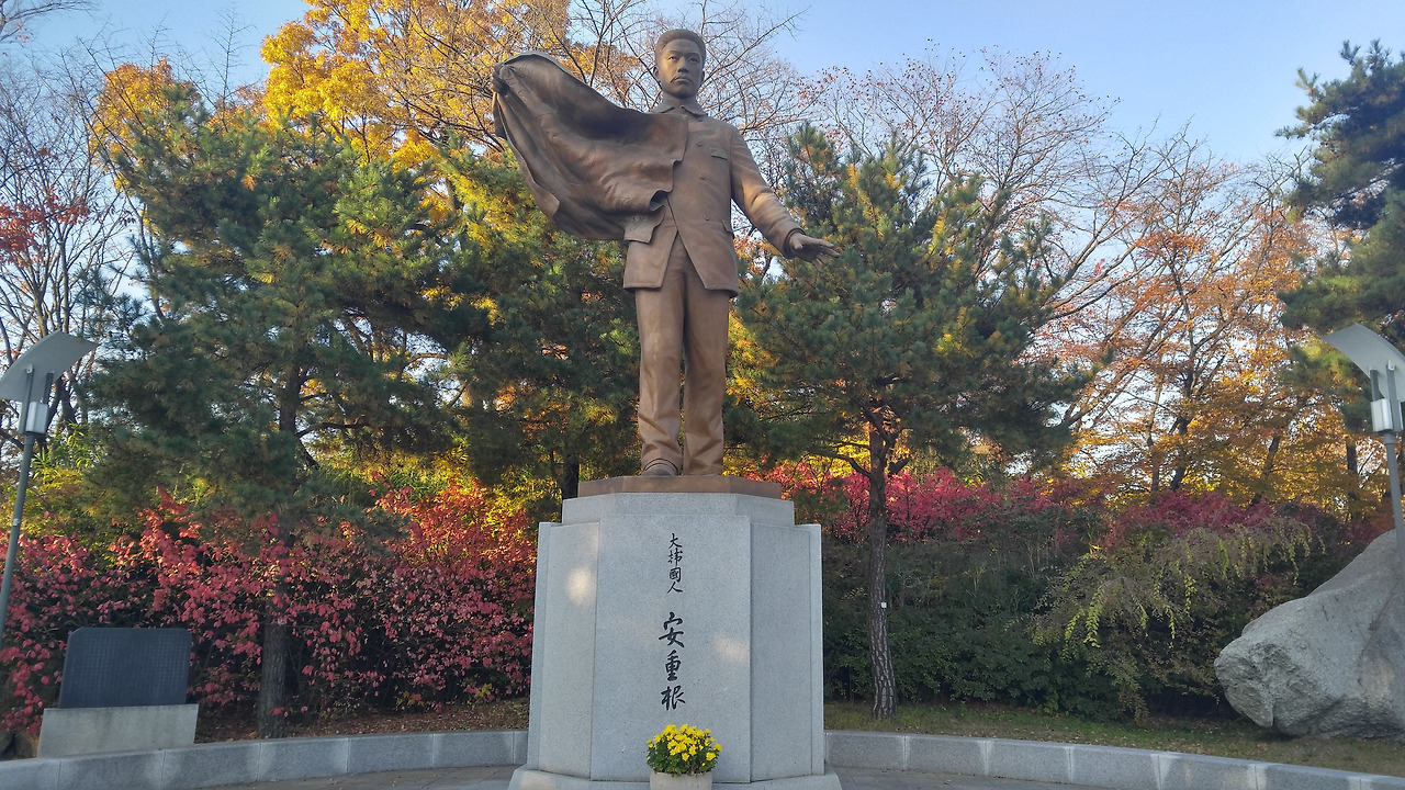 서울 안중근의사기념관 안중근 의사 동상1.jpg
