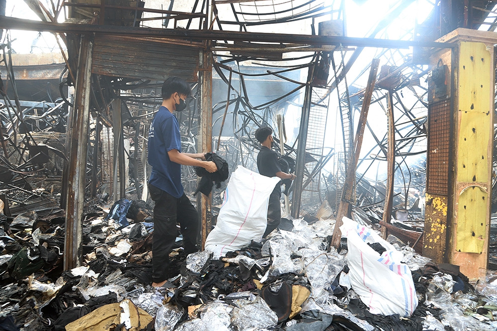 kebakaran-pasar-taman-puring-damkar-masih-mendalami-penyebab-kebakaran8-29072025-125631.jpg