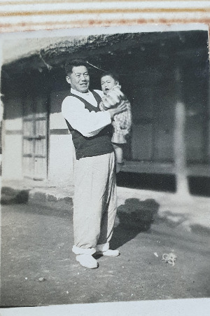 아버지와 나, 1950년7월이전으로 추정, 가로4X세로5cm크기 흑백..jpg