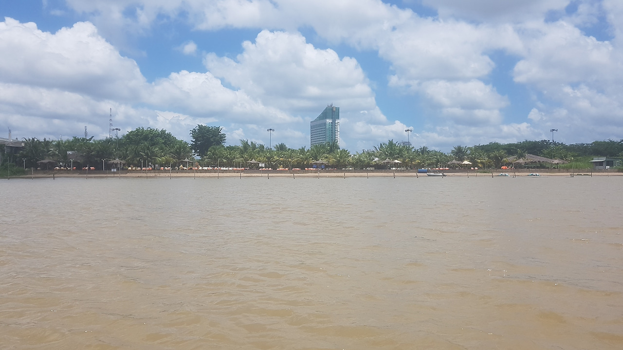 3. 껀터를 흘러가는 메콩강과 무옹탄(mường thanh) 호텔, 20190727_113324.jpg