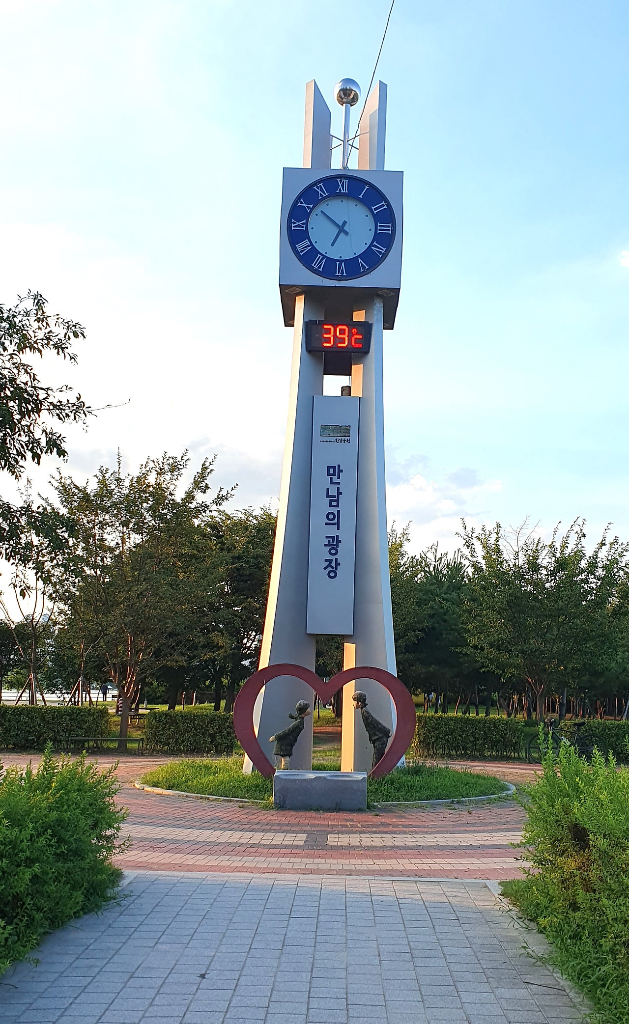 2. 잠실한강공원 시계탑 39℃. 2025.07.27.오후6시51분.jpg