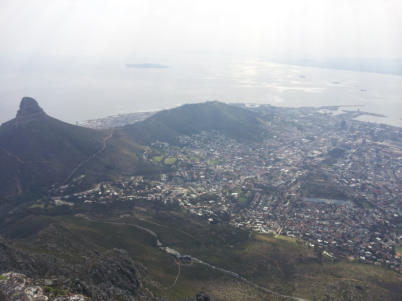 정상에서 바라본 케이프타운시, 대서양, 멀리 로빈슨 섬과 왼쪽의 사자머리.jpg