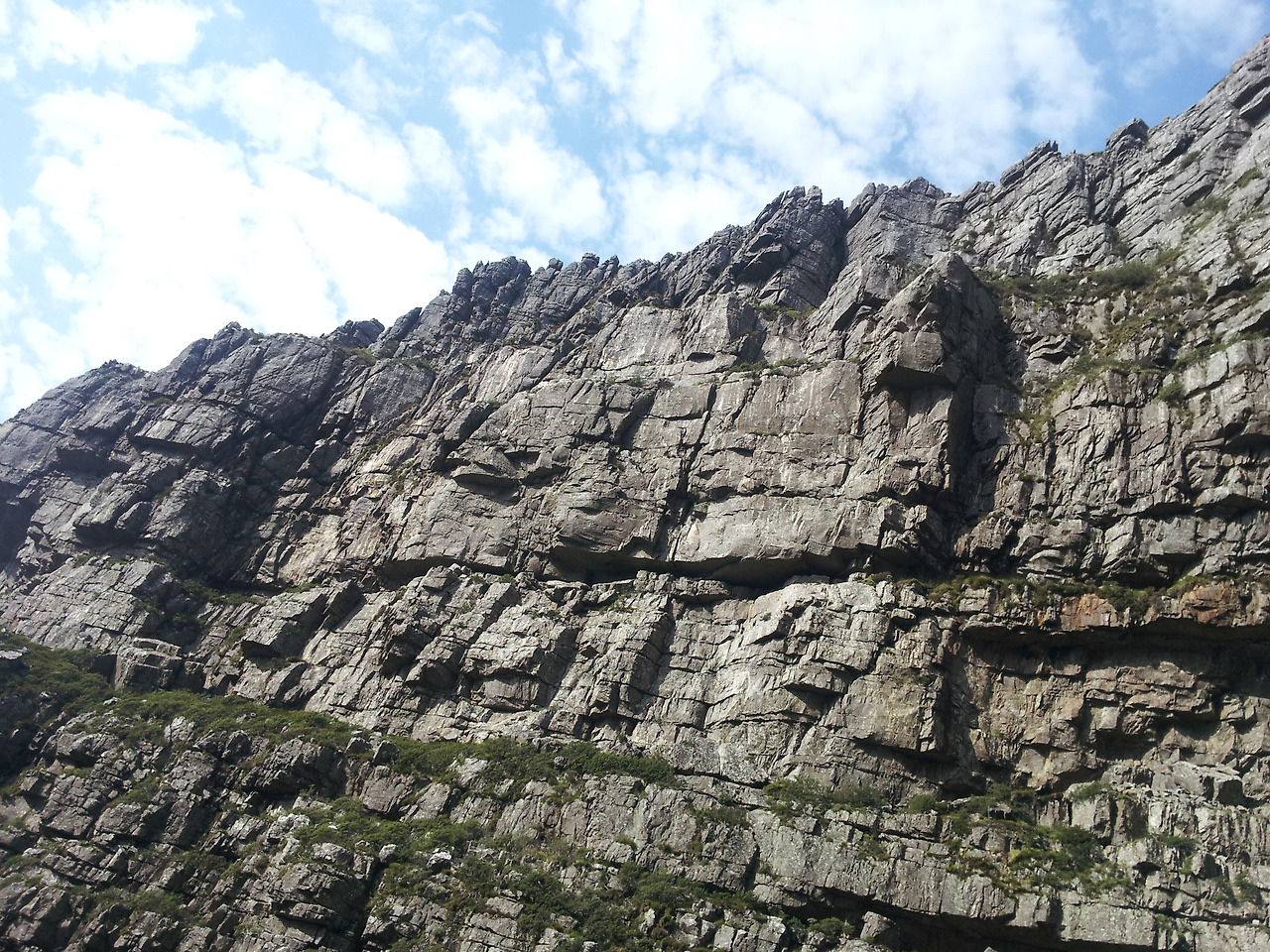 옆에서 본 바위절벽.jpg