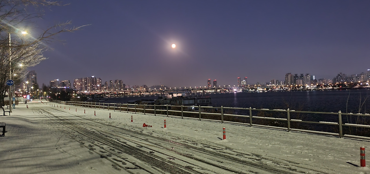 2.눈 엎인 산책로와 한강 그리고 만월, 20251205_064736.jpg