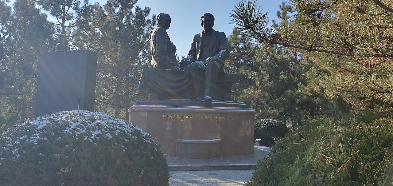 5. Said Ahmad와 그의 부인 Saida Zunnunova 동상, 20241209_130223.jpg
