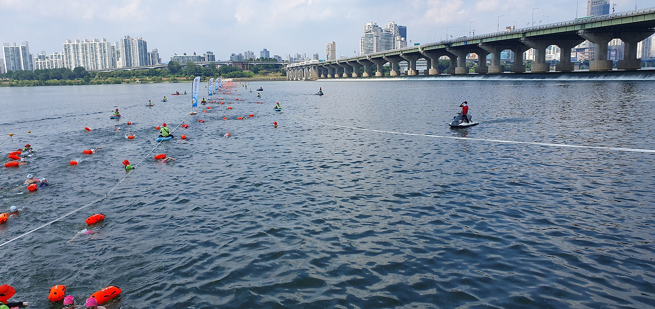 참가자들이 헤엄쳐 한강을 횡단하는 장면, 20250824_135844.jpg