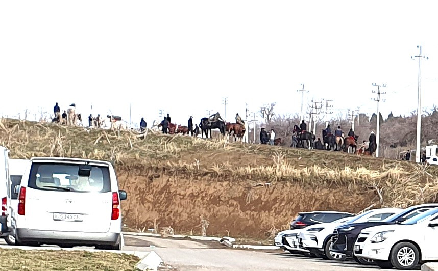 1.제1 케이블카 정류장 주차장 부근에서 말을 타는 사람들, 20240106_122608.jpg