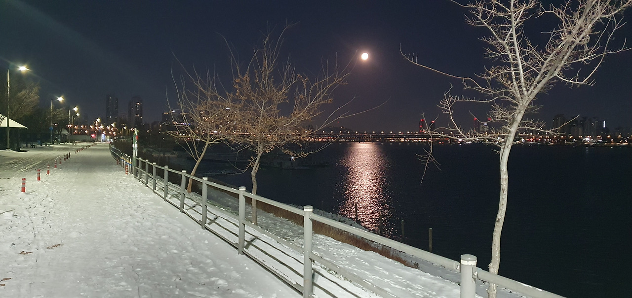 2. 사람이 없는 눈 뎦인 산책로와 한강, 20251205_064529.jpg