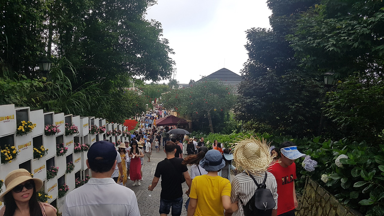 13. 화원으로 가는 여행인파. 20190501_111014.jpg