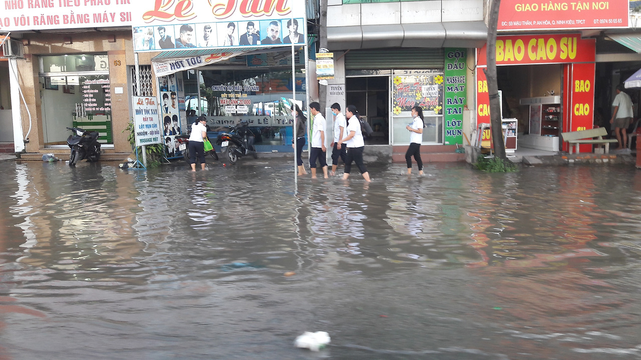 물에 잠기 거리.jpg