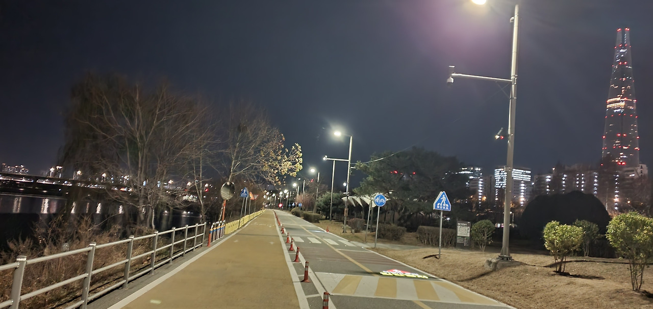 1. 사람이 없는 길과 롯데월드타워, 20251204_0550.jpg