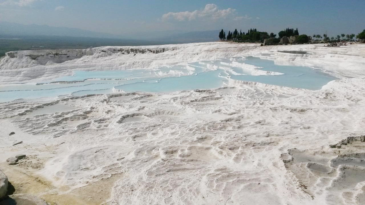 계단식 석회암과 노천온천.jpg