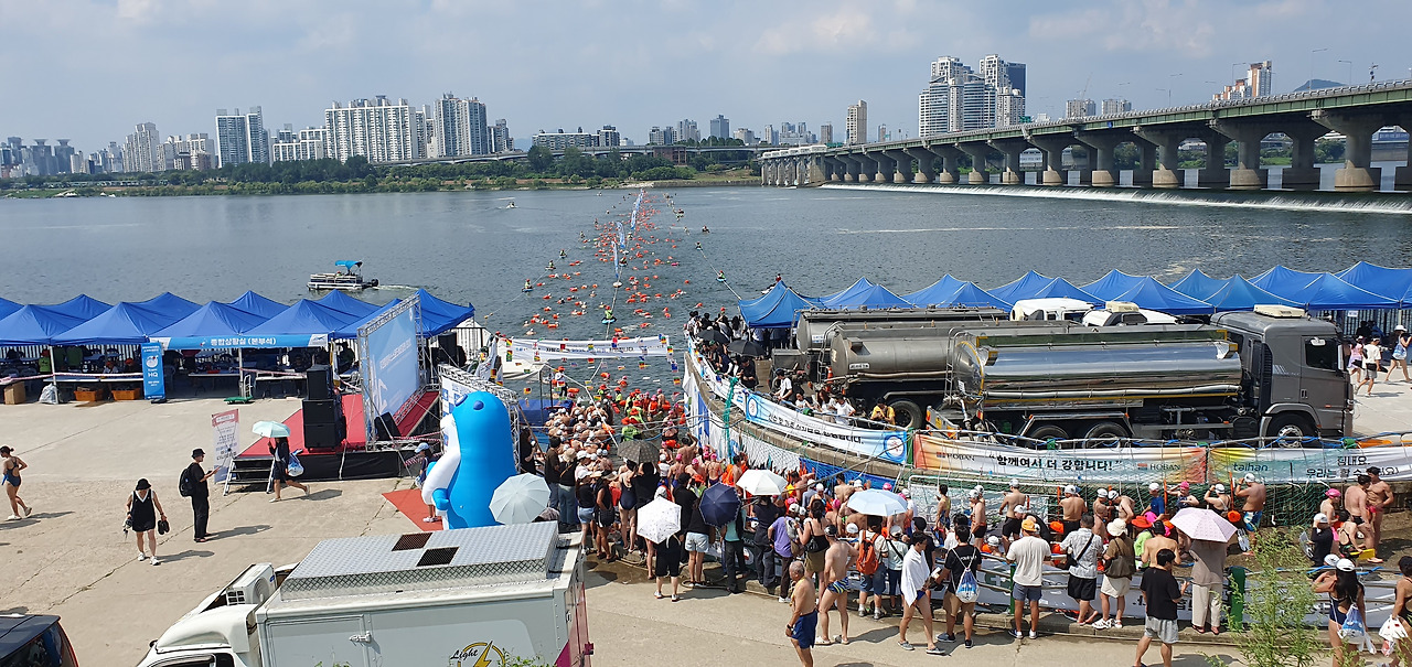 J그룹참가자들이 한강 횡단을 하고 다음 그룹이 출발 준비를 하는 장면 20250824_140241.jpg