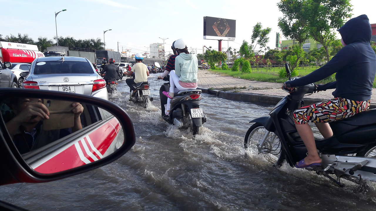 몰에 잠긴 거리를 달리는차와 오토바이, 20180913_074451.jpg