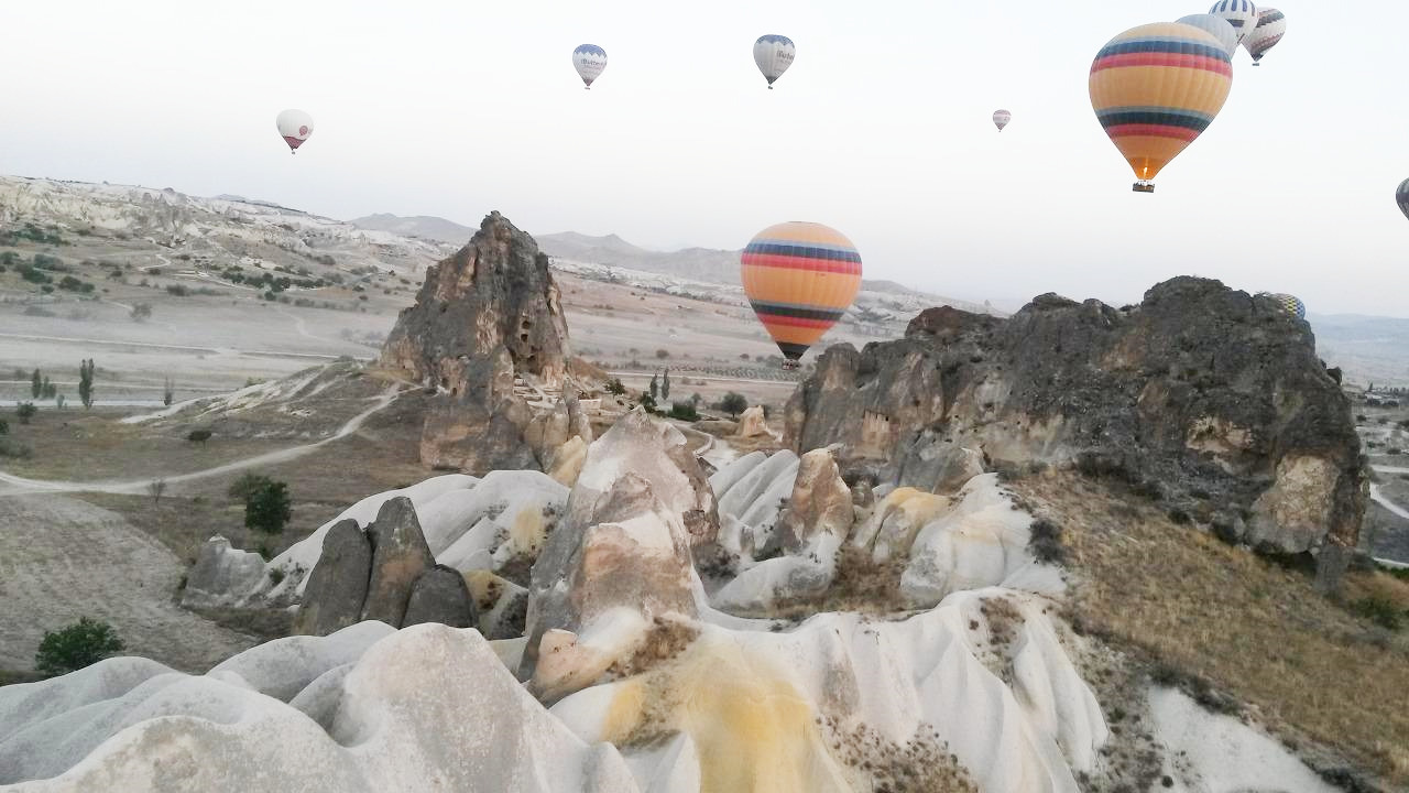 바위 기둥에 동굴이 있다.jpg