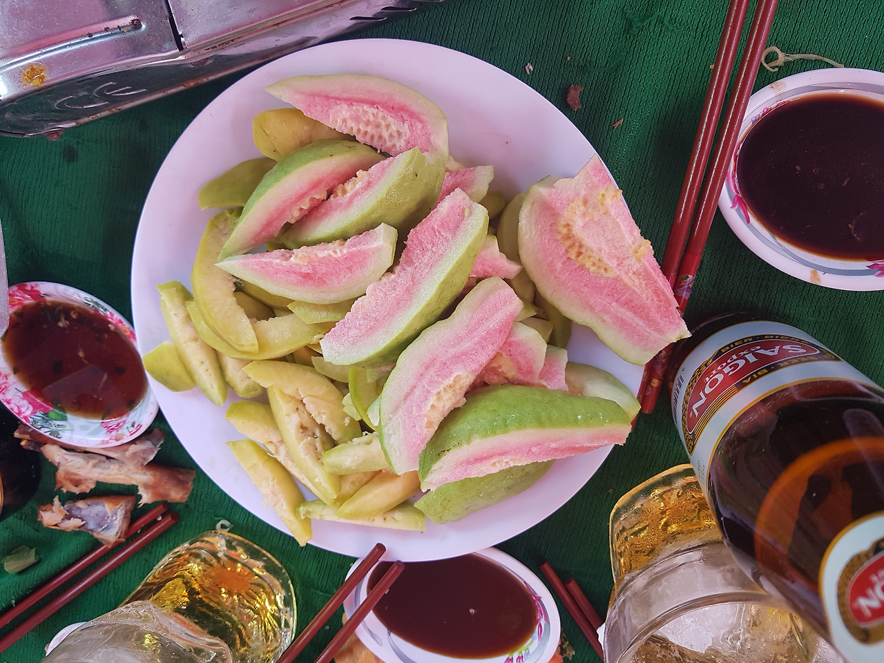 3. 식당 디저트로 씨째 나온  흰색과 핑크 구아바20181130_130221.jpg