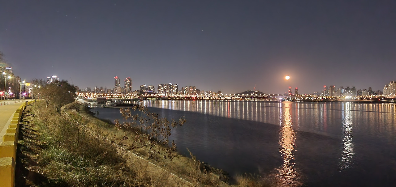 1.잠실한강공원-길 위에 사람이 없고 만월이 멀리 보이는 남산 옆으로 지고 있음, 20251204_060403.jpg