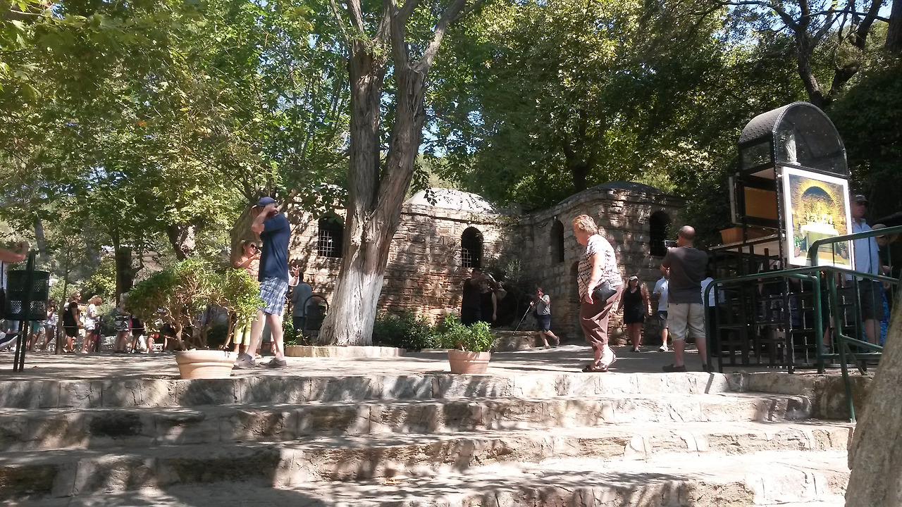 오른쪽에서 본 성모마리아 집.jpg