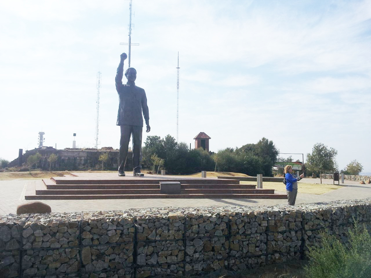 블룸폰테인시의 해군언덕 위의 만델라 동상.jpg