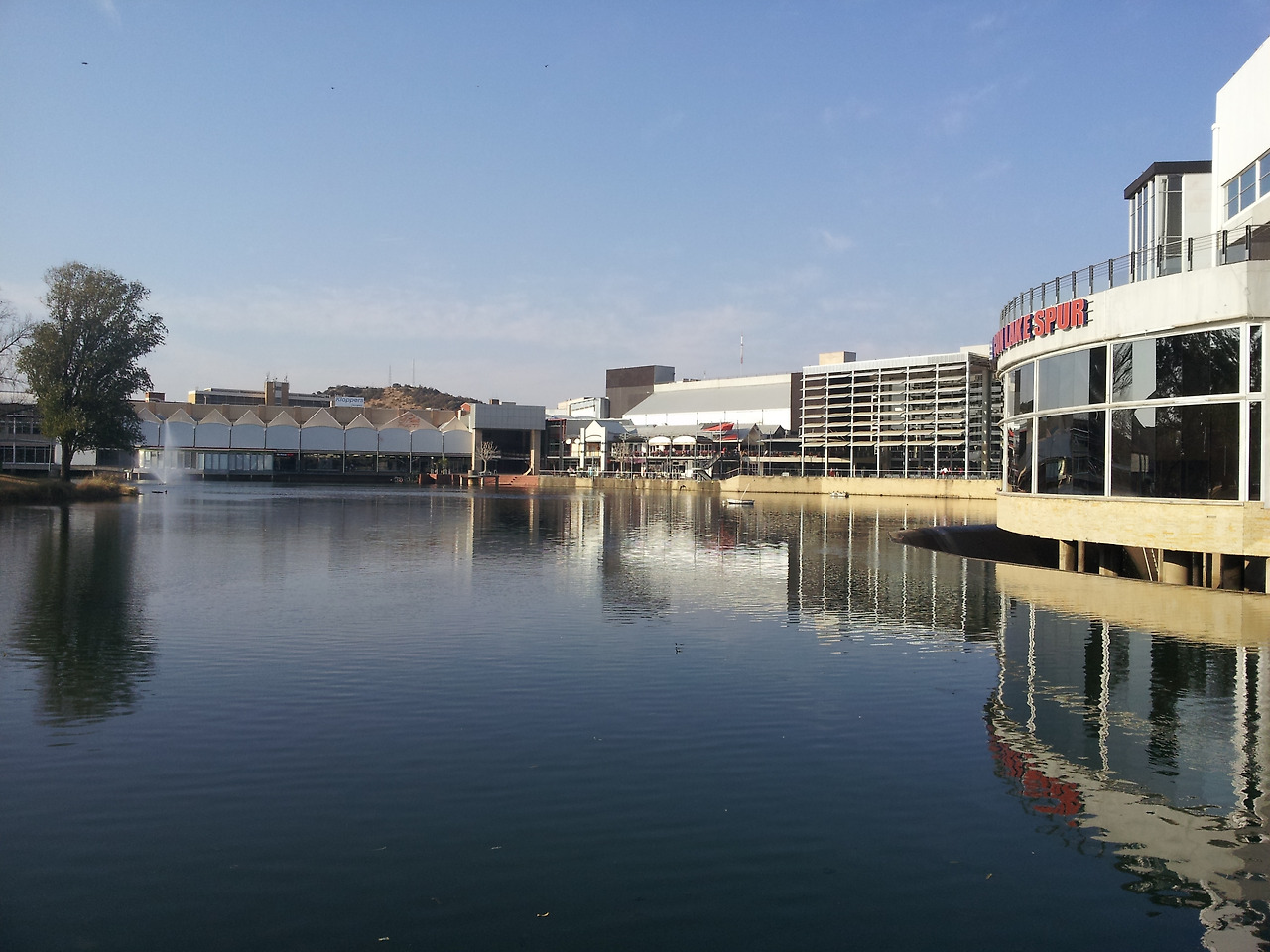 블룸폰테인시의 워터프런트 쇼핑몰 전경.jpg