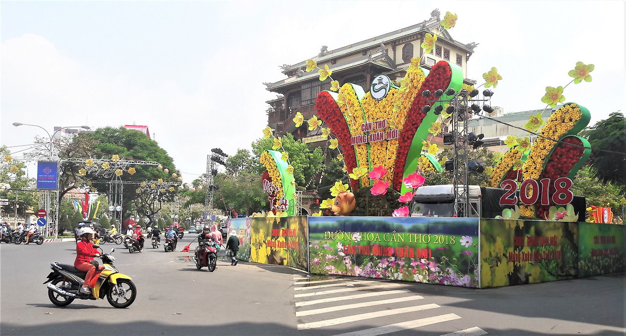 3. 노란살구꽃 등을 소재로 한 새해 축하 꽃탑과 조명장치,20180210 (2).jpg