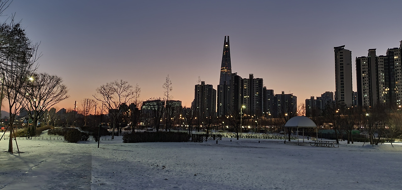 2. 눈 덮인 공원과 아파트단지, 20251205_070118.jpg