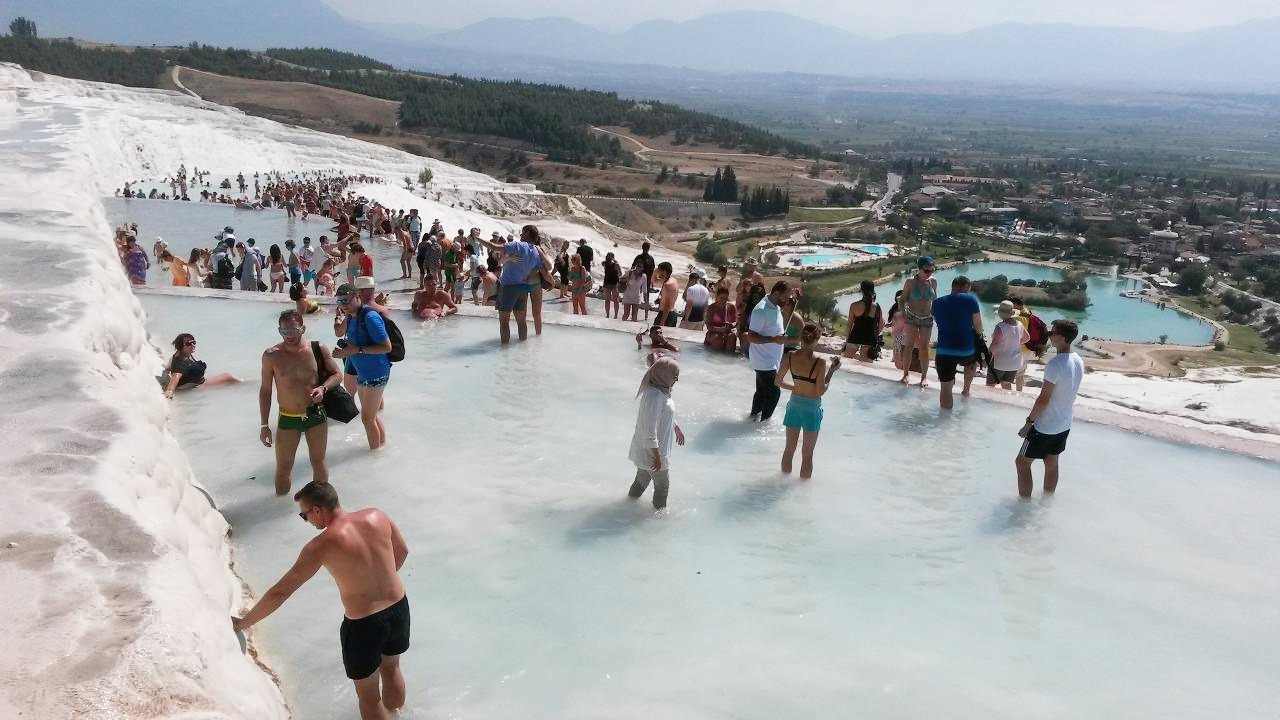 석회암 위의 노천온천과 관광객들.jpg