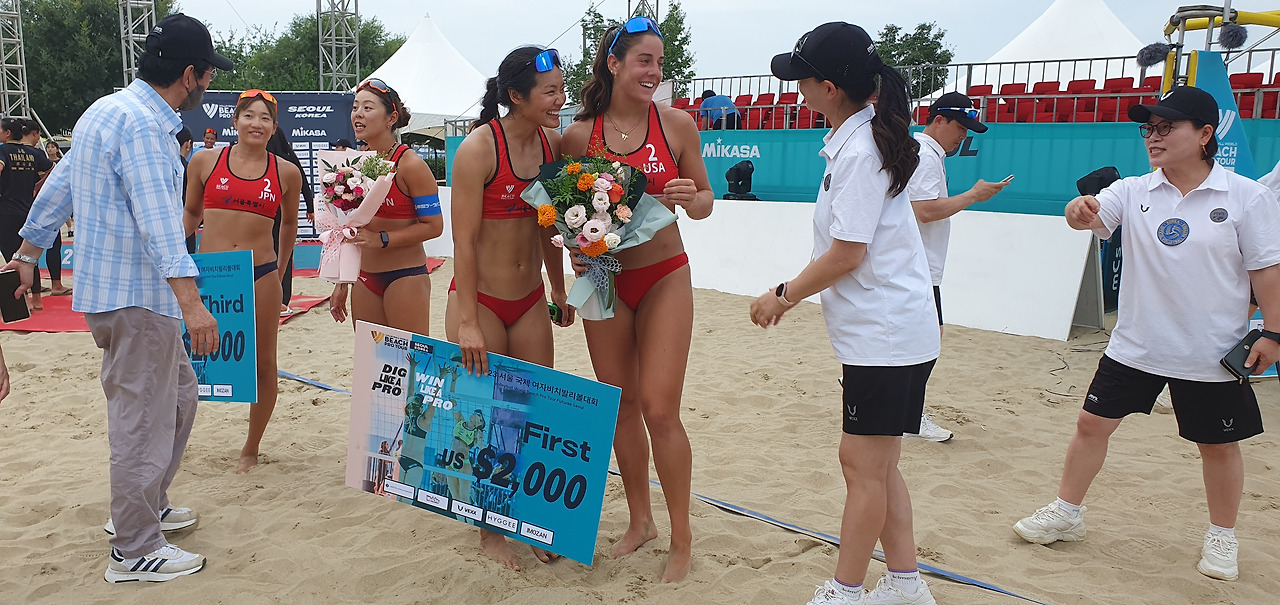 4. 상을 받은 뒤 진행요원들과 즐겁게 이야기하는 일본(좌), 미국(우) 선수들 20230827_171147.jpg