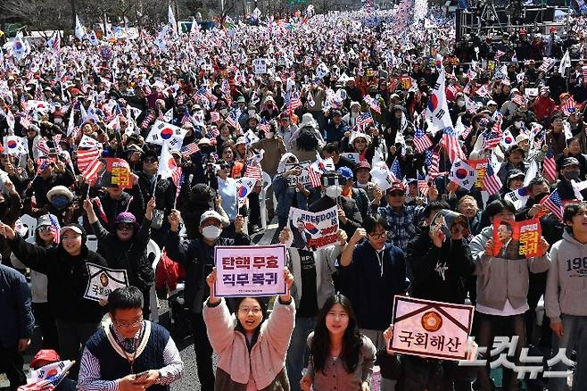 윤석열 대통령에 대한 탄핵심판 선고가 임박한 주말인 15일 서울 종로구 세종대로 일대에서 윤 대통령 탄핵을 반대하는 집회가 열리고 있다. 류영주 기자3.15노컷뉴스.jpg