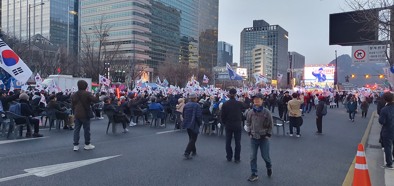 1. 탄핵 반대 집회(간이 의자에 앉아 있기까지). 20250315_184237.jpg