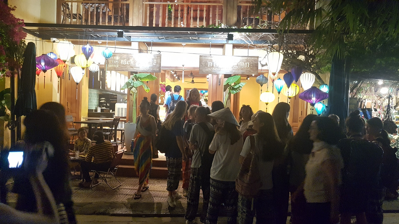 식당과 카페 그리고 줄서 있는 손님들, 20190502_193244.jpg