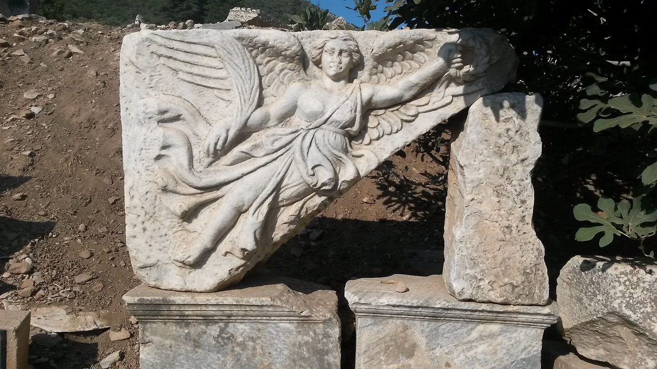 에페소스의 Nike 조각.jpg