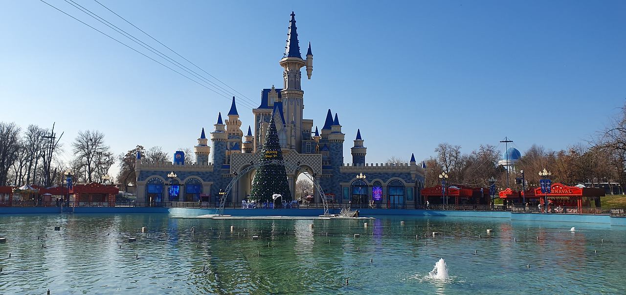 3. 동화 속 성의 앞쪽과 분수대, 20241209_124533.jpg