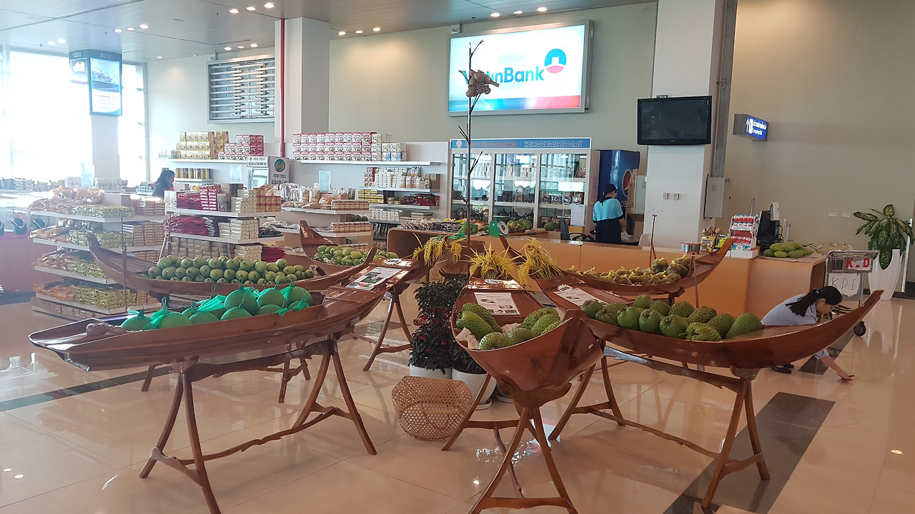 4. 출입국수속을 마친 뒤 마주하는 공항 매점, 20190429_080751.jpg