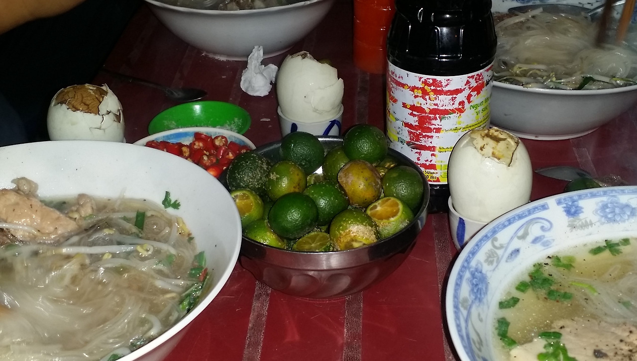 3. 거리 식당에서 국수와 함께 먹은 삶은 곤달걀-티수푼으로 퍼 먹음, 1545725184266-edited.jpg