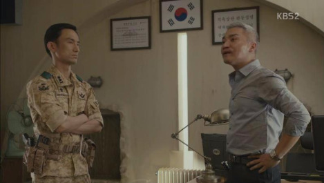 태양의 후예_진소장과 대대장.jpg