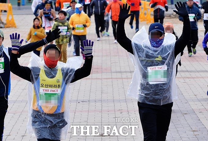 마라톤 비닐복장.jpg