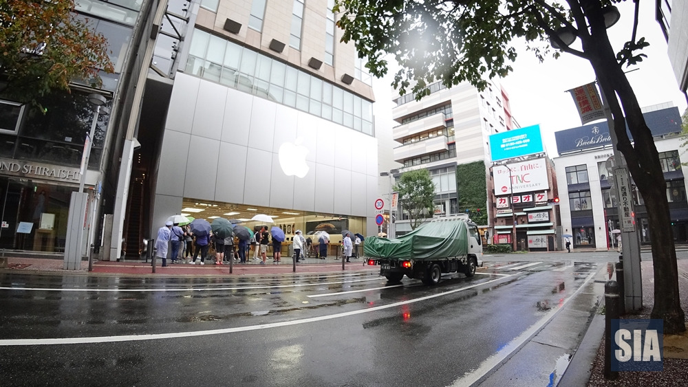 iPhone Japan tour.00_00_30_05.Still003.jpg