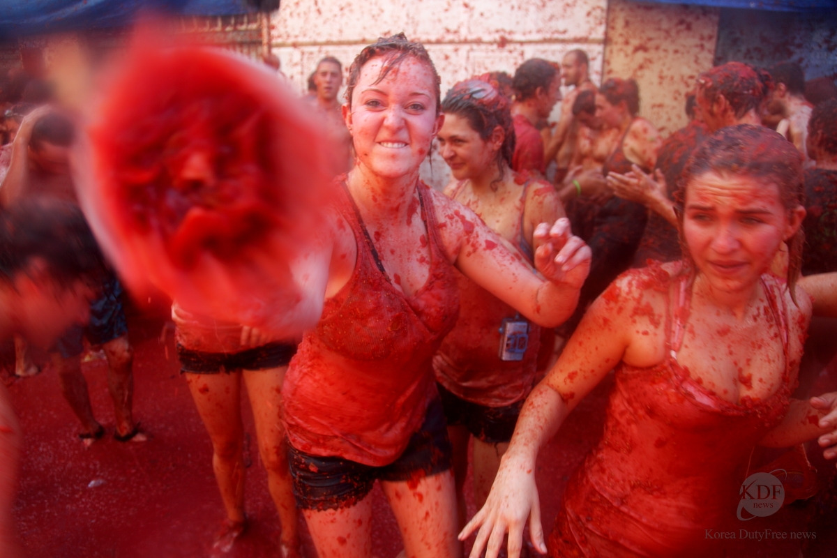 La_Tomatina_-_Spain_Bu%C3%B1ol_-_panoramio.jpg