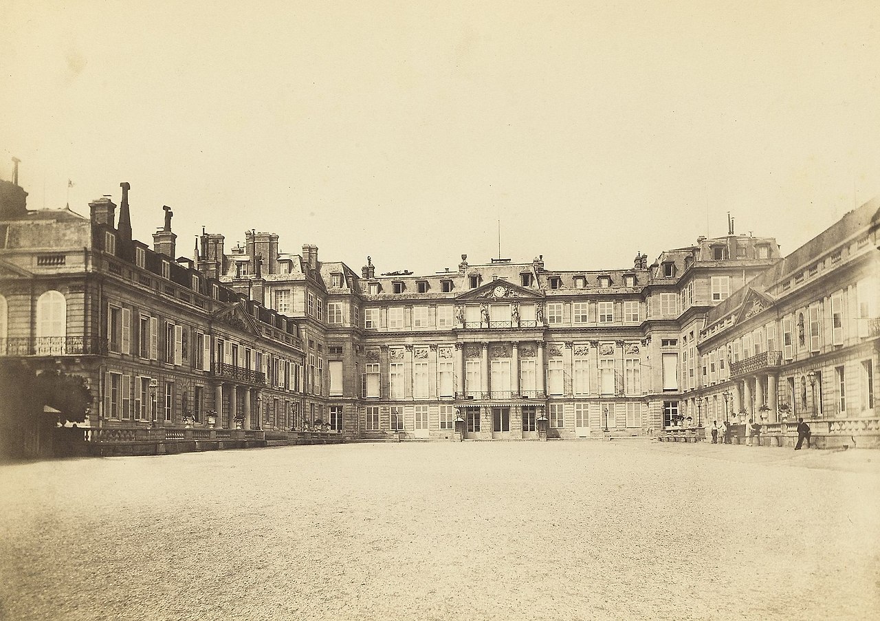 1530px-Chateau_de_Saint-Cloud_Cour_DHonneur.jpg