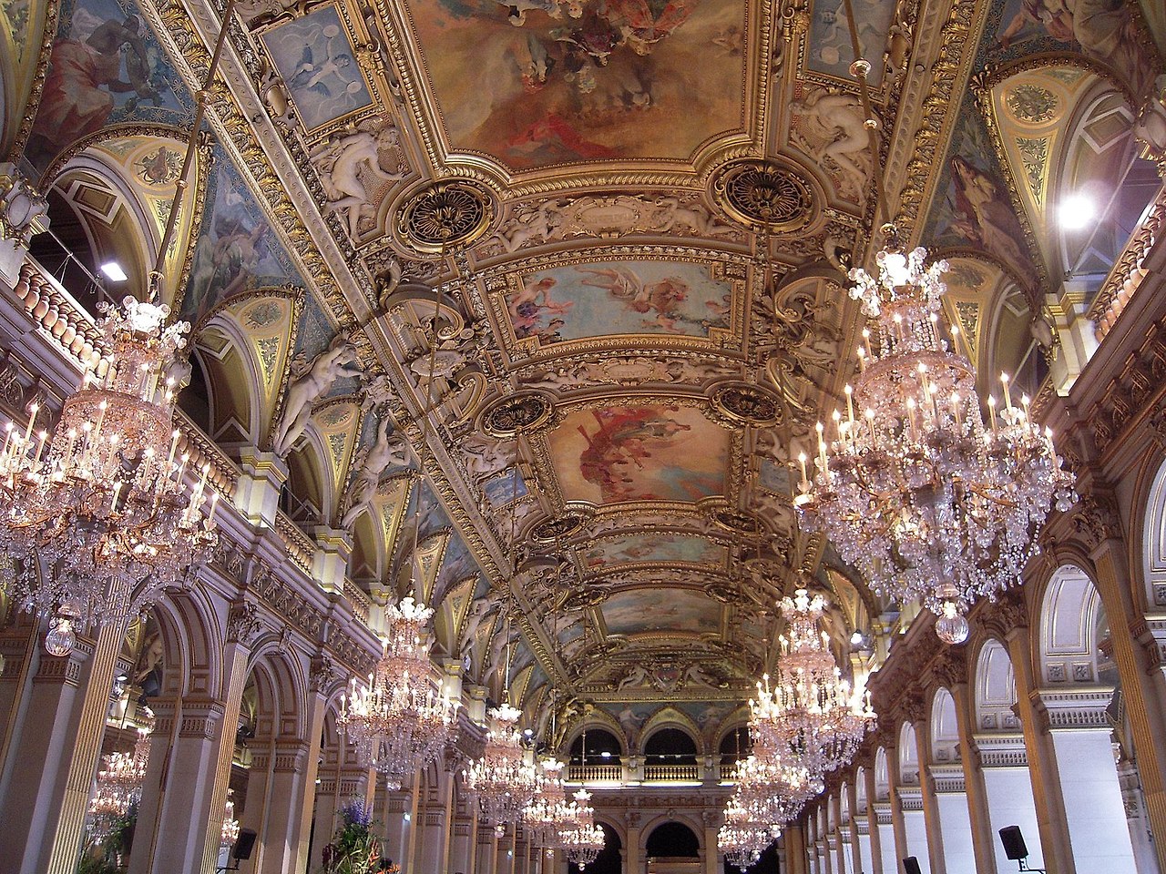 La_salle_des_fêtes_de_l'hôtel_de_ville_de_paris.jpg