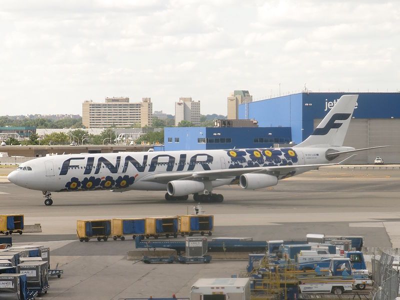 800px-Finnair_Airbus_A340-313E_OH-LQD_%28Marimekko%29.jpg
