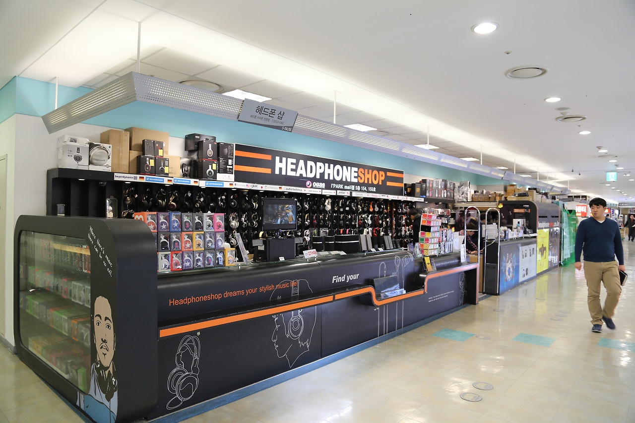 1846293908_c0UzN6ik_Headphoneshop_01.jpg