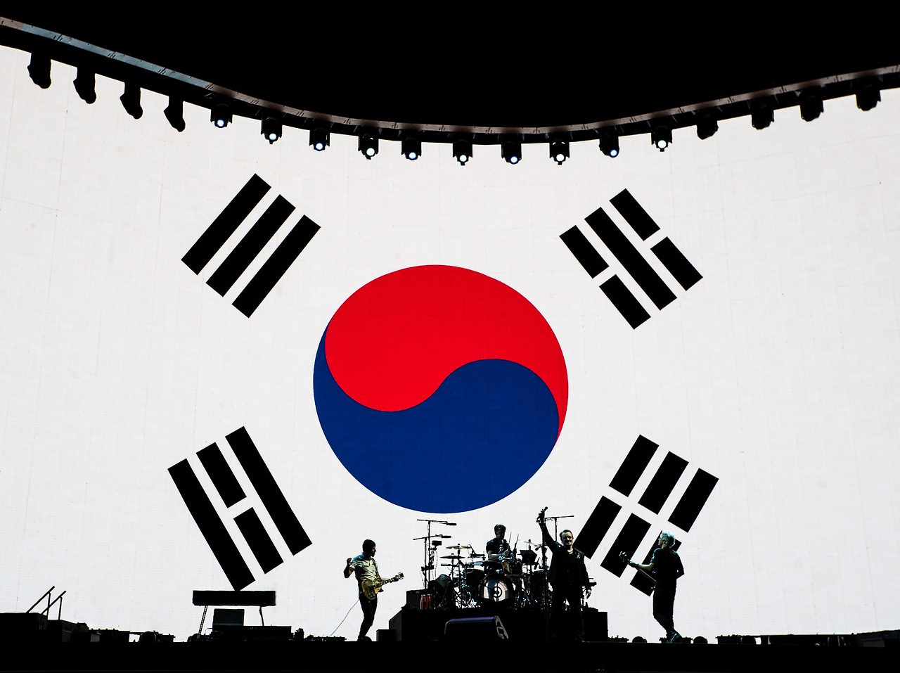 191208 U2-Seoul_0780_Ross Stewart.jpg