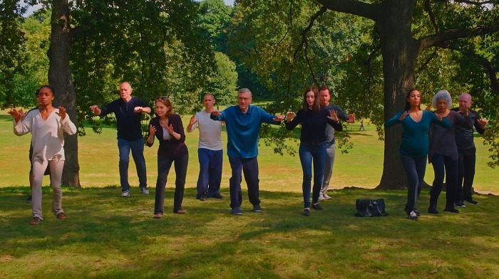 The Intern 2015 1080p WEB-DL x264 AC3-JYK.mkv_20160611_230610.921.jpg