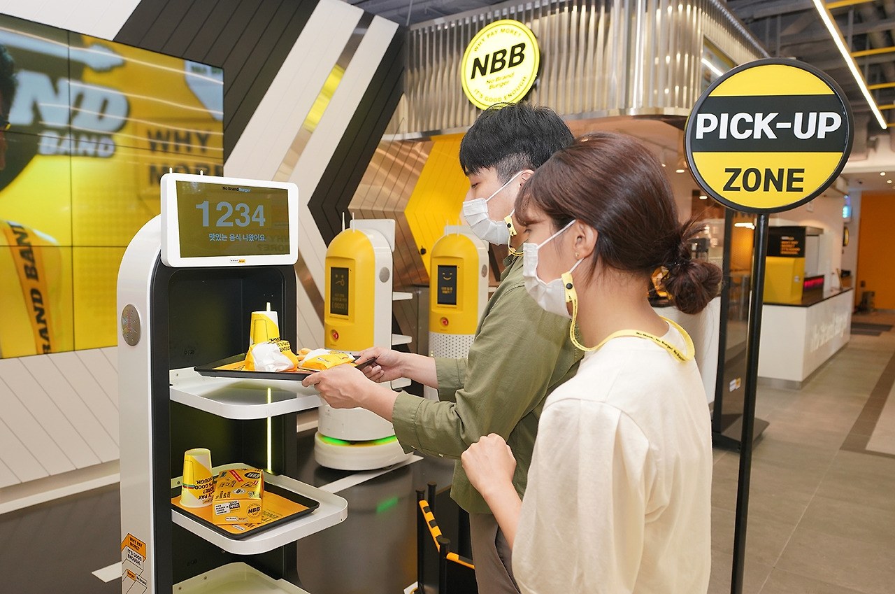 노브랜드_버거_역삼역점_서빙_로봇.jpg